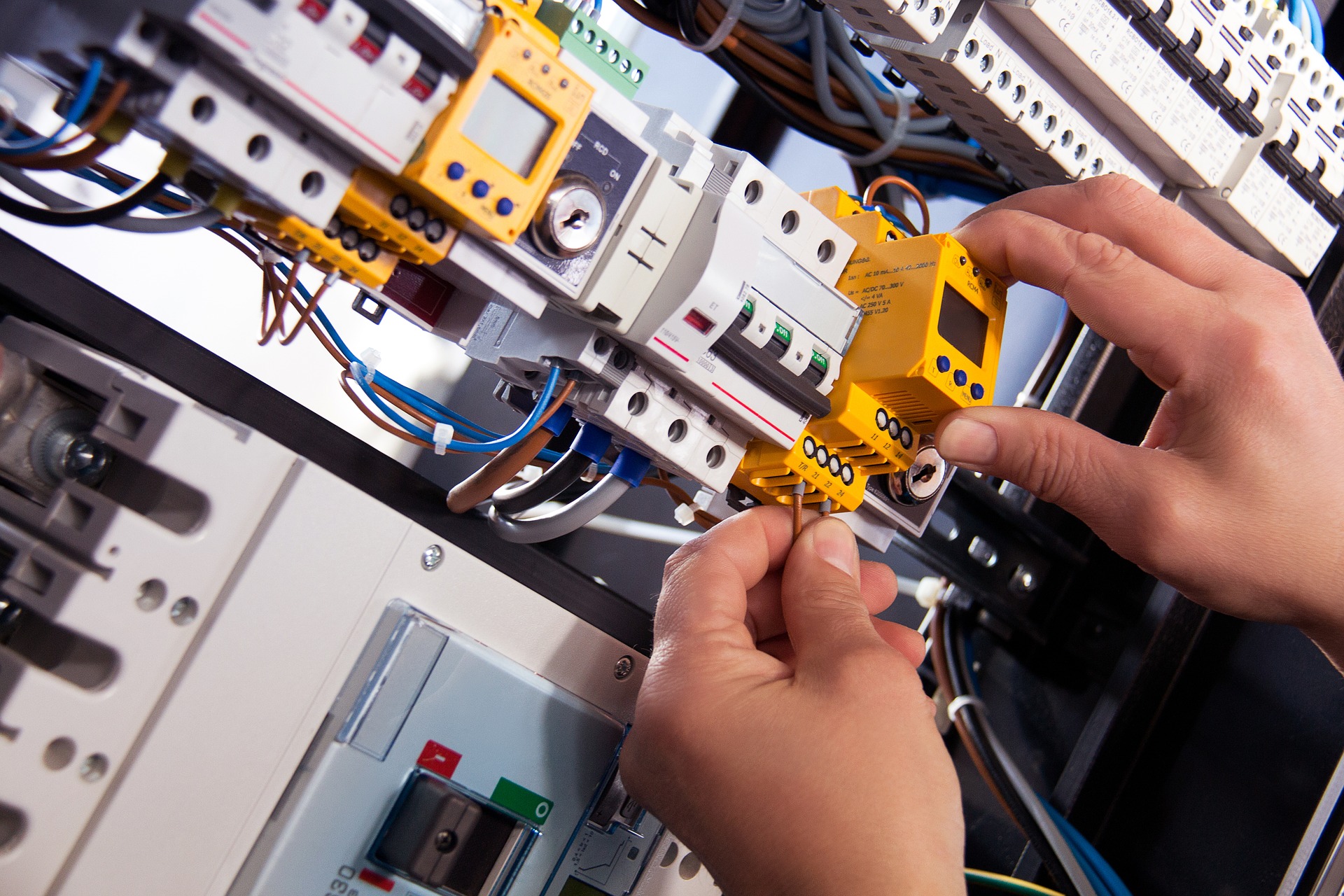 Praca przy rozdzielnicy elektrycznej